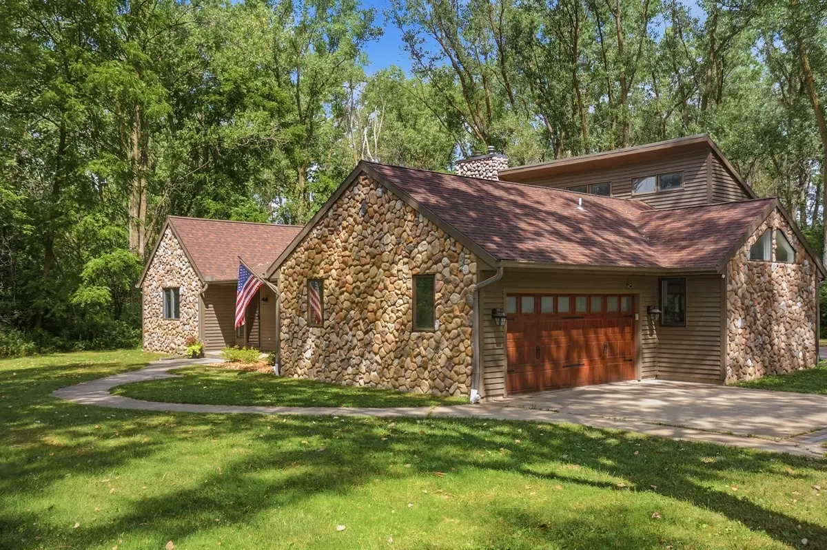 19800 W Briar Ridge Dr, Brookfield, WI 53045 - #1
