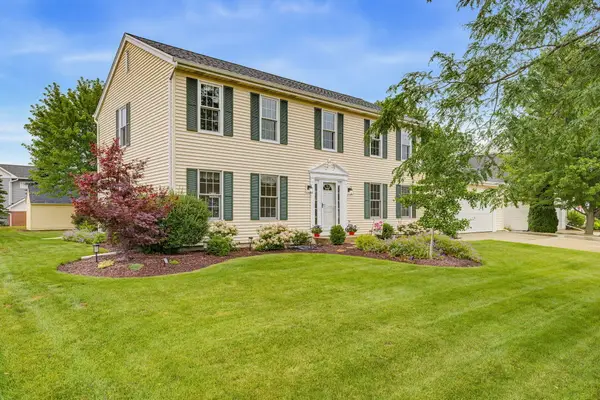 688 W Hickory Ln, Saukville, WI 53080