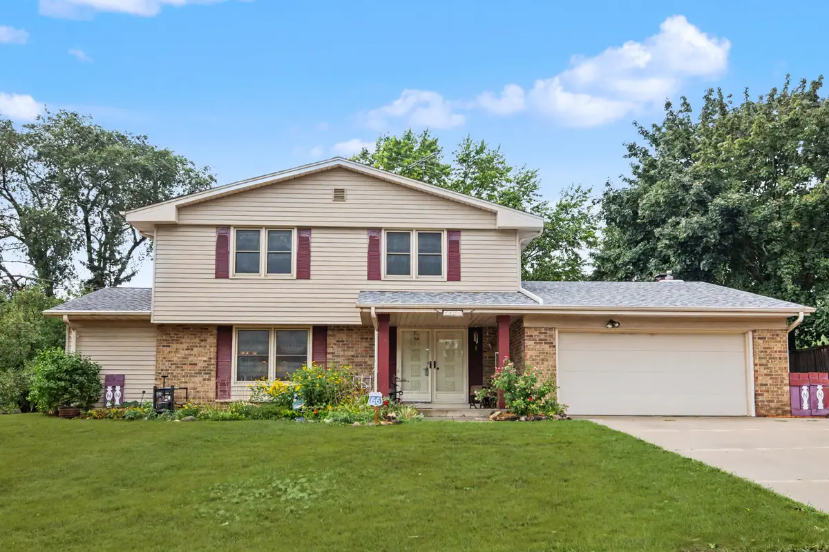 2420 Saratoga Rd, Waukesha, WI 53186 - #1