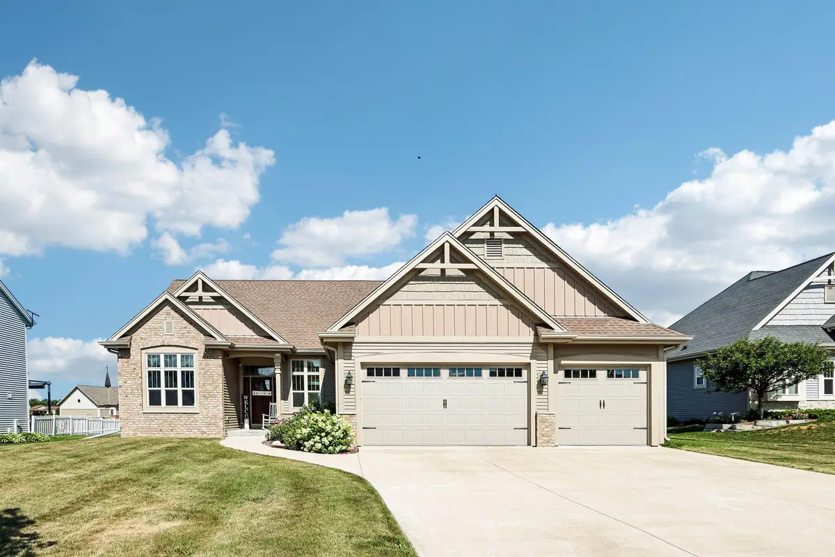 517 Spur Rd, Slinger, WI 53086 - #1