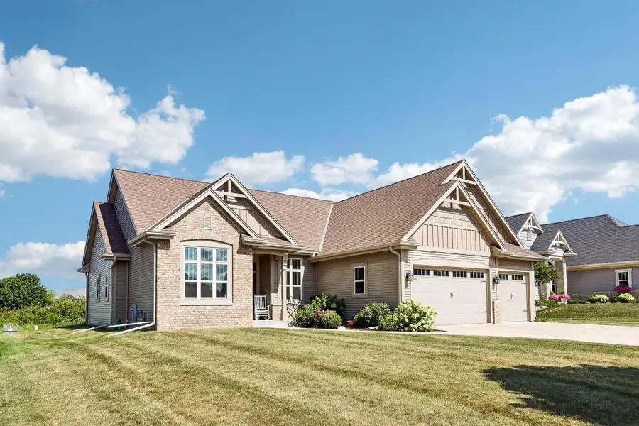 517 Spur Rd, Slinger, WI 53086 - #2