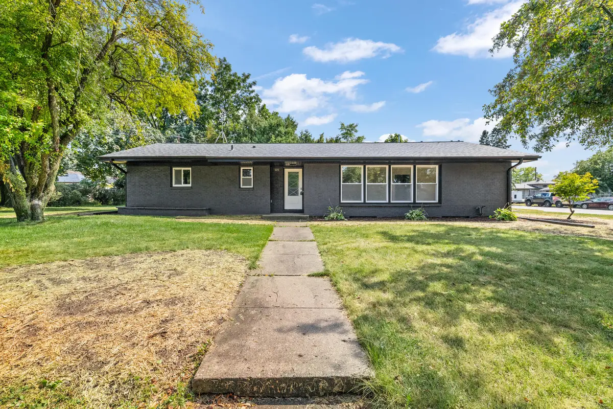 525 W Loos St, Hartford, WI 53027 - #1