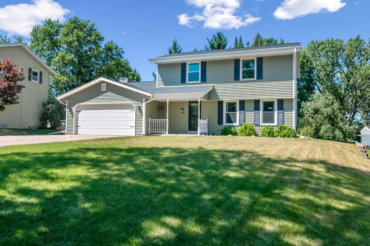 241 Parkview Ct, Pewaukee, WI 53072 - #1
