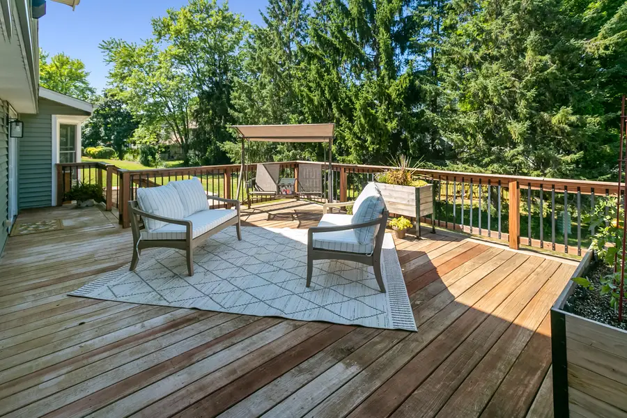 241 Parkview Ct, Pewaukee, WI 53072 - #2