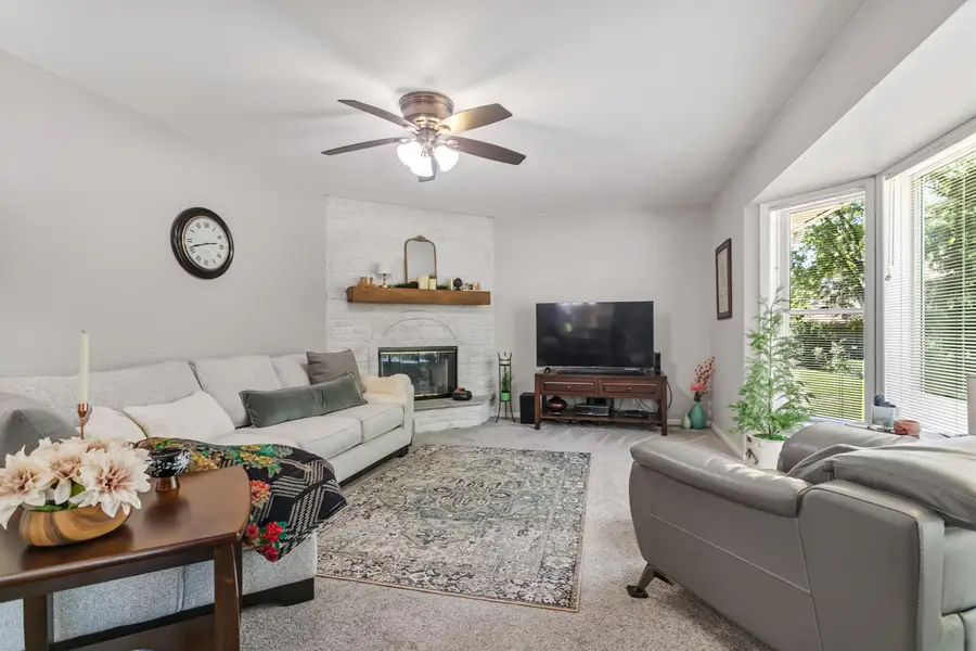 241 Parkview Ct, Pewaukee, WI 53072 - #3