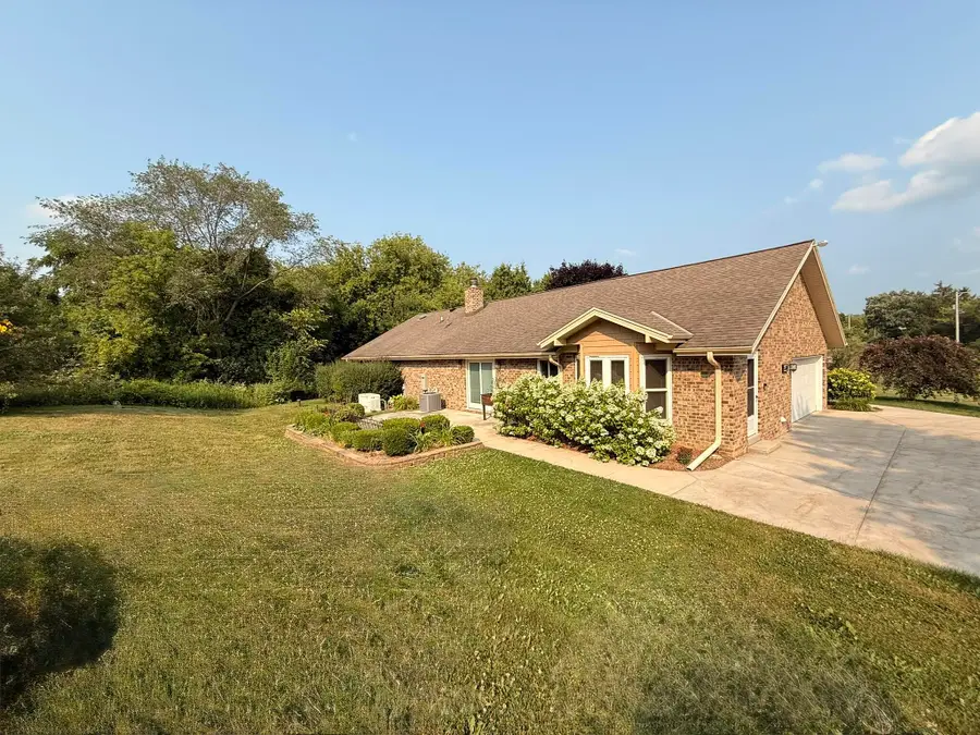 5320 W Lake Dr, West Bend, WI 53095 - #2