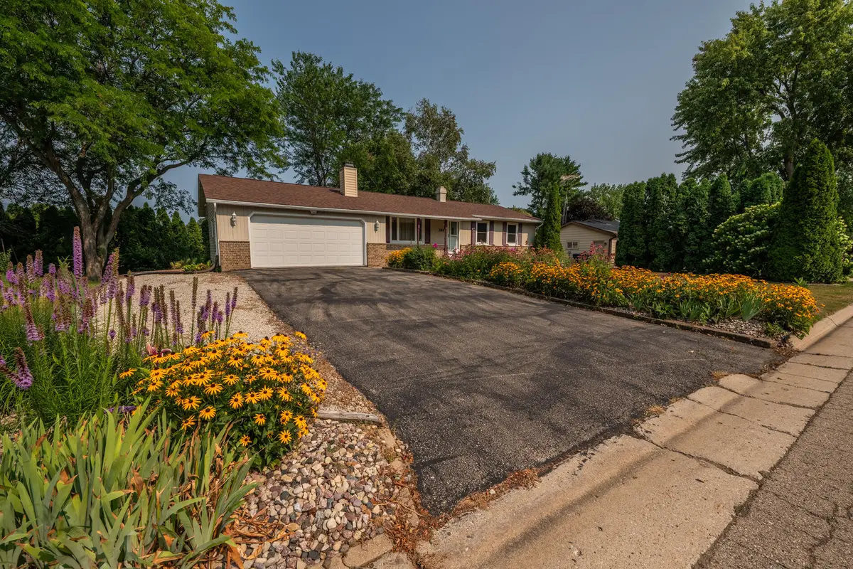 384 Ridge Rd, Juneau, WI 53039 - #1