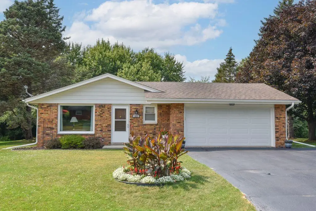 211 Oakview Dr, Slinger, WI 53086 - #1