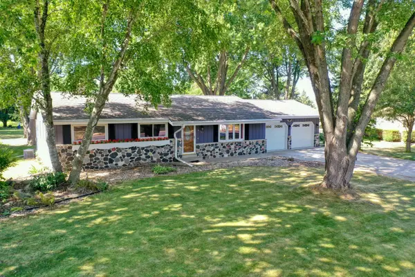 W167 Cottage Ave, Ixonia, WI 53066