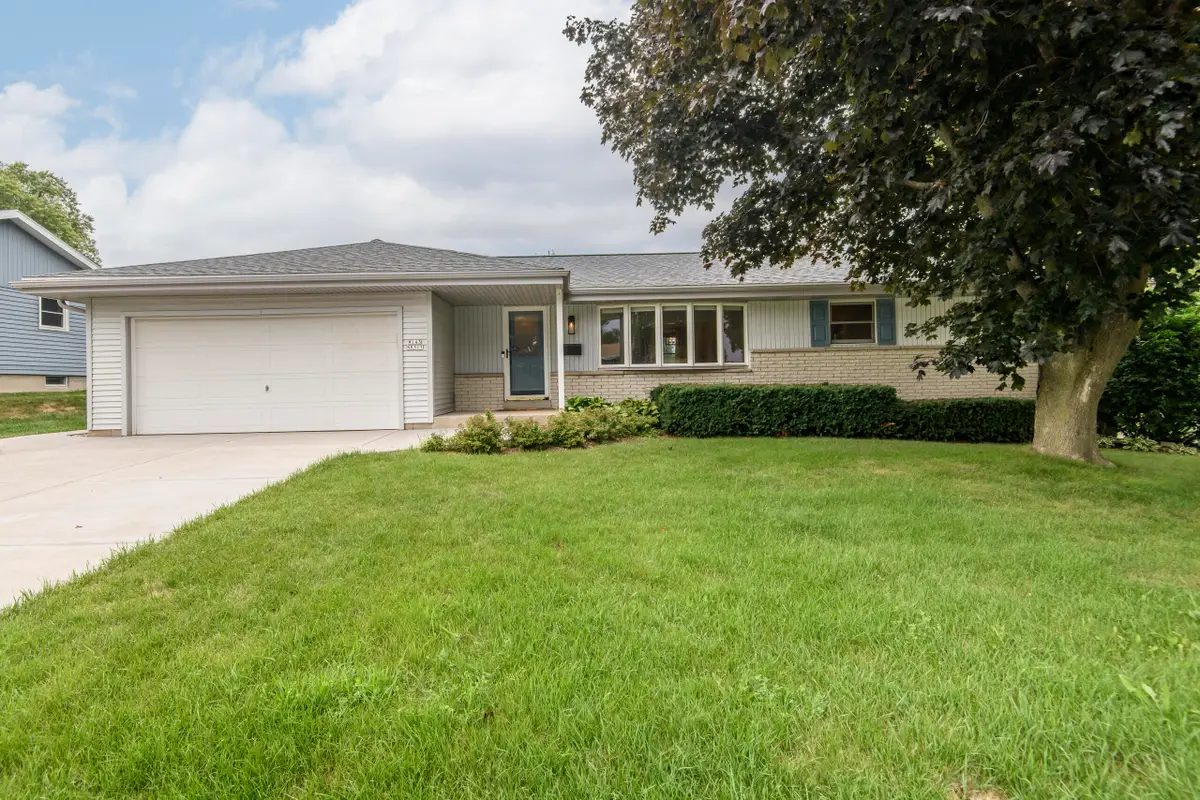W143N8317 Oxford St, Menomonee Falls, WI 53051 - #1