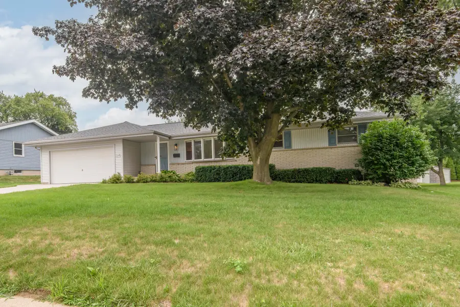 W143N8317 Oxford St, Menomonee Falls, WI 53051 - #2