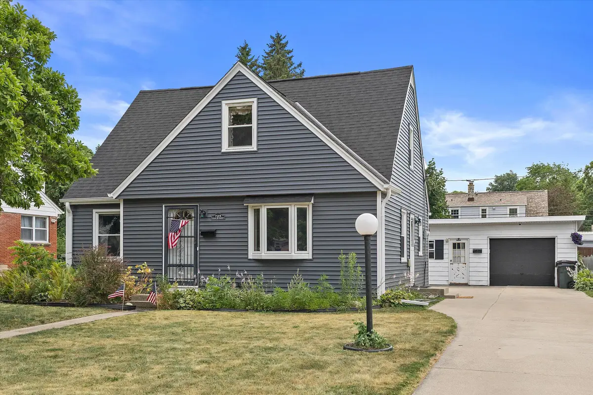 725 Oak St, South Milwaukee, WI 53172 - #1
