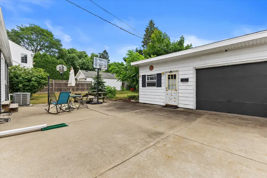 725 Oak St, South Milwaukee, WI 53172 - #2