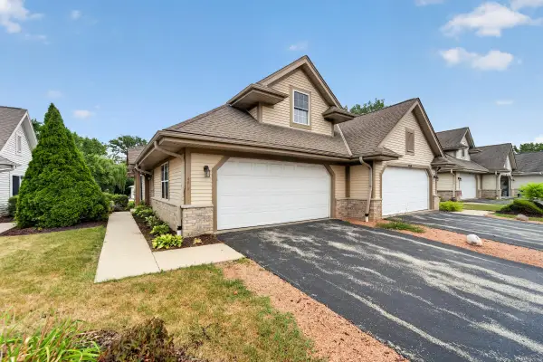 4810 S Waterview Ct, Greenfield, WI 53220