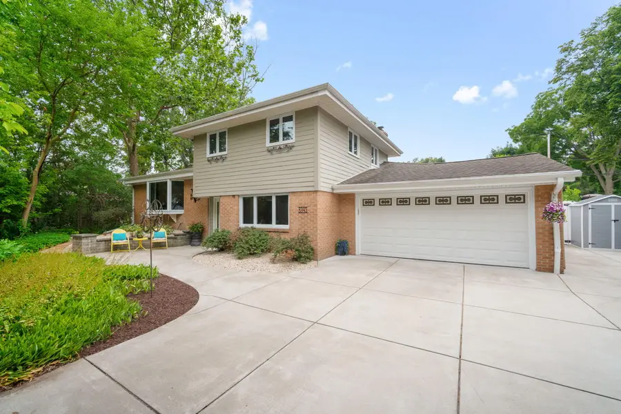 5393 S Allenwood Ln, Hales Corners, WI 53130 - #2