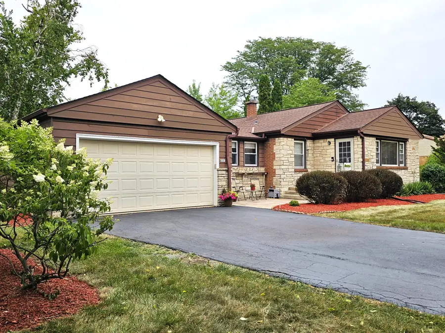850 E Ellsworth Ln, Bayside, WI 53217 - #2