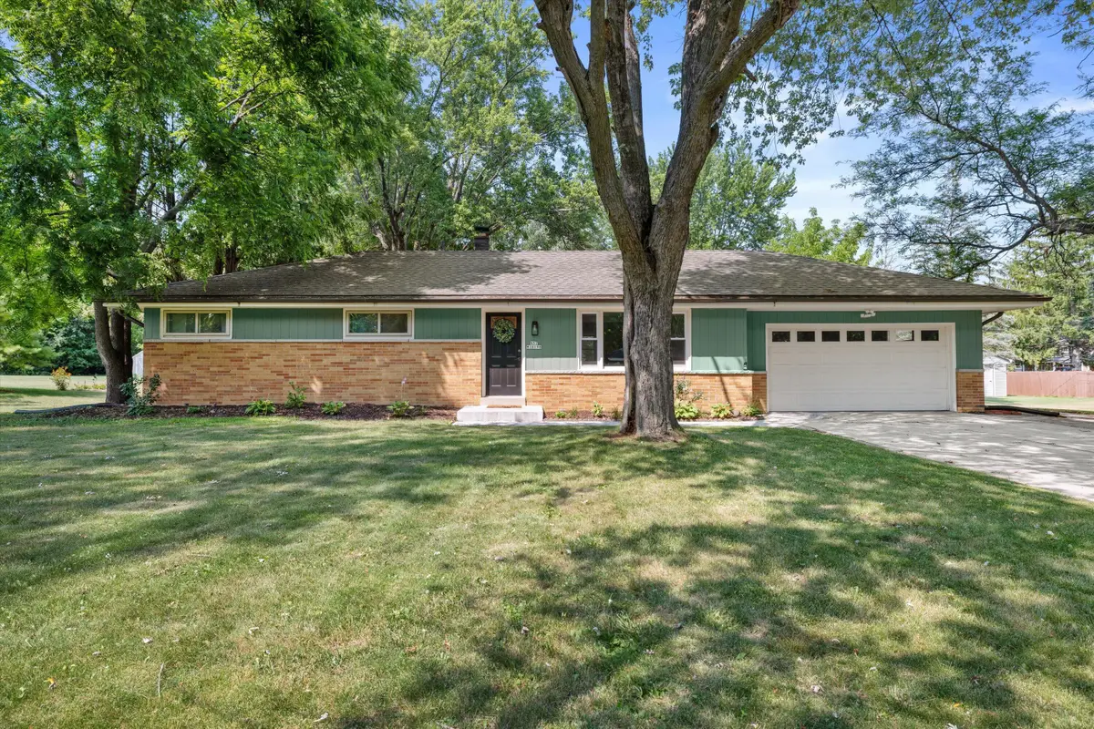 N57W18198 Juniper Ln, Menomonee Falls, WI 53051 - #1
