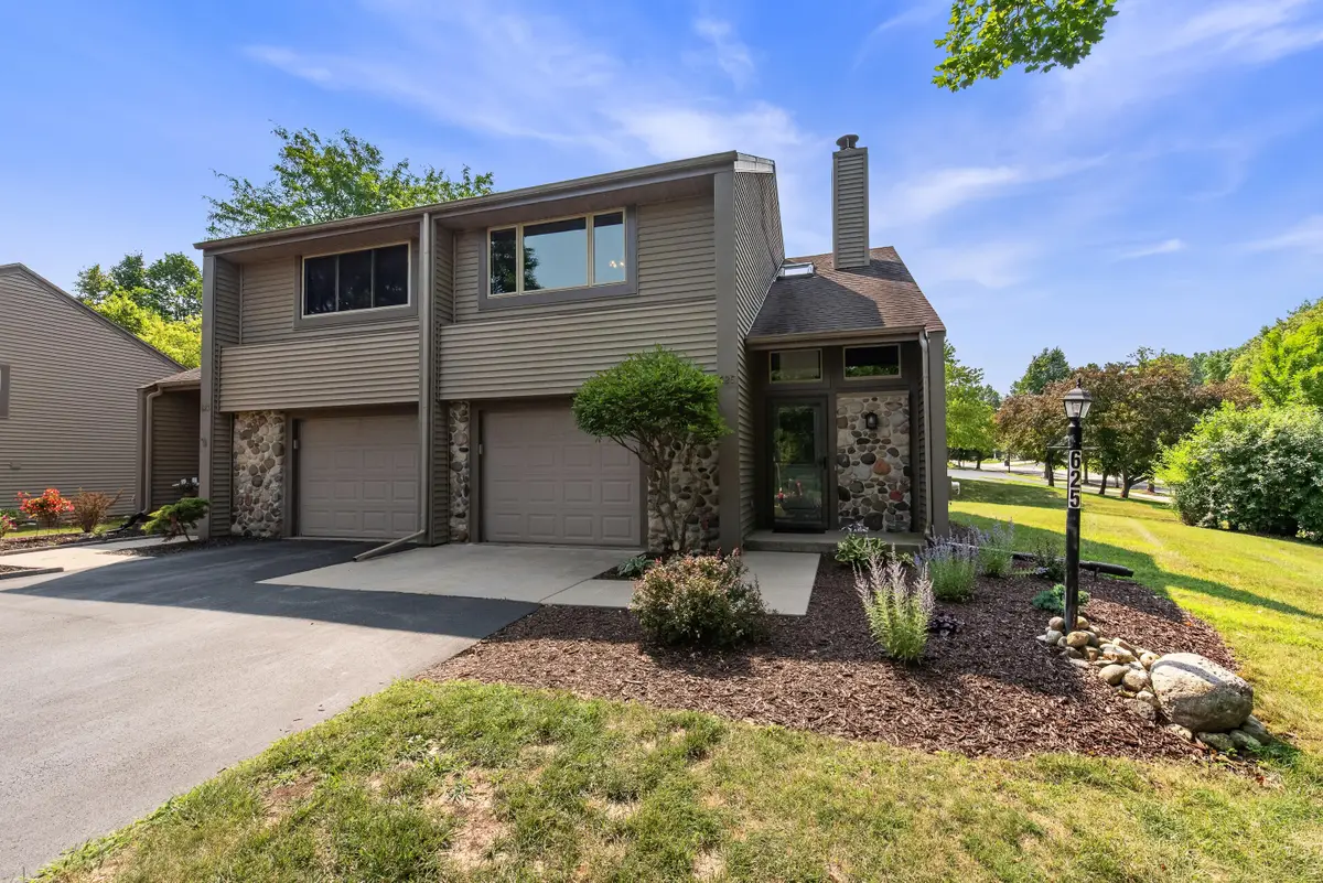 625 Tamarack Dr W, West Bend, WI 53095 - #1