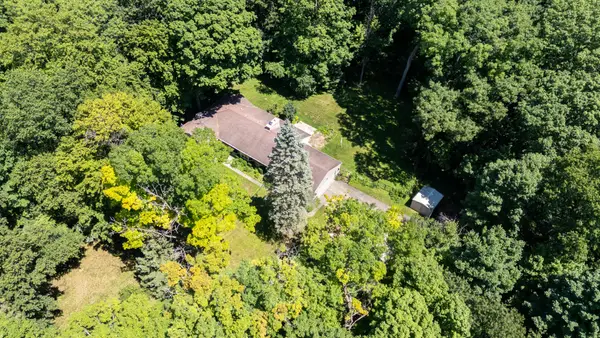 1176 Greenway Ln, Farmington, WI 53090