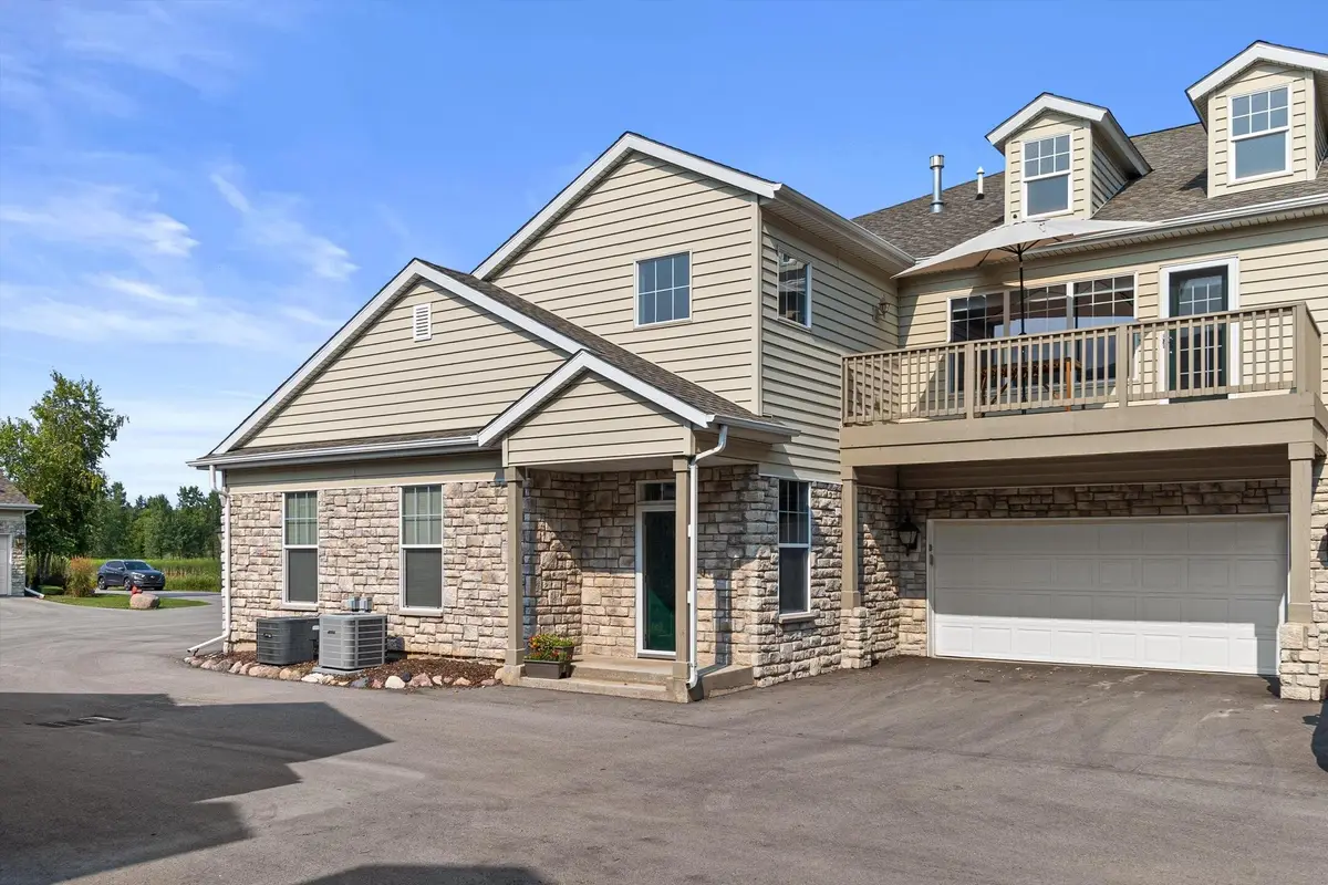 N16W26401 Meadowgrass Cir, Pewaukee, WI 53072 - #1