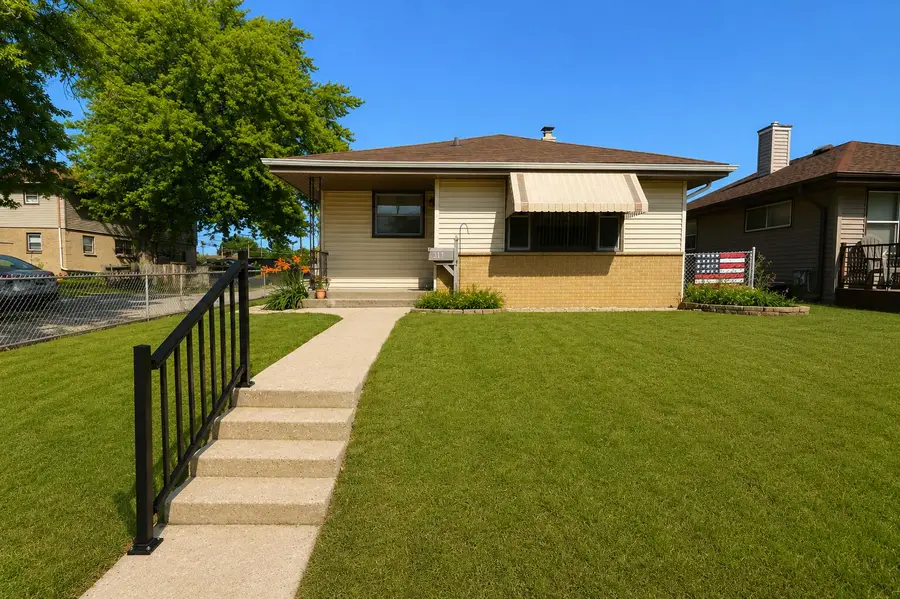 2113 Grove Ave, Racine, WI 53405 - #2