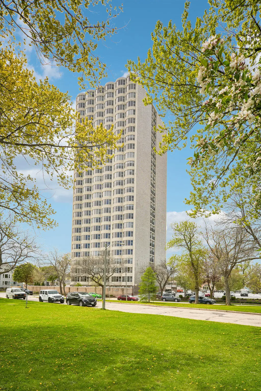 2525 S Shore Dr, Milwaukee, WI 53207 - #1