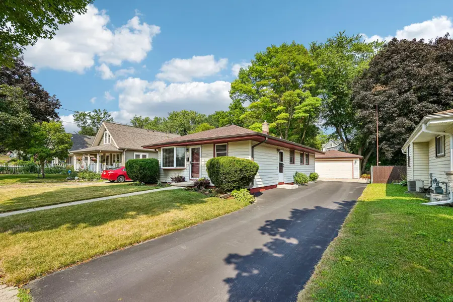 423 N Hine Ave, Waukesha, WI 53188 - #2