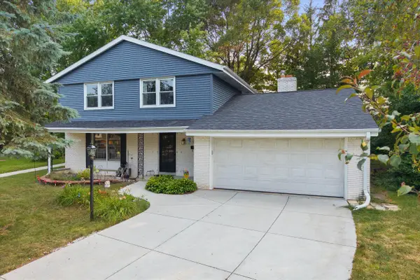 W53N849 Castle Ct, Cedarburg, WI 53012