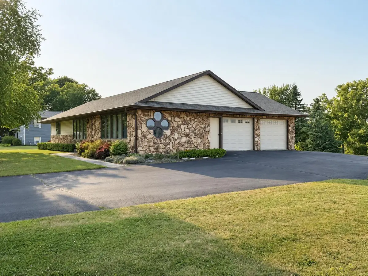116 Colonial Dr, Saint Nazianz, WI 54232 - #1