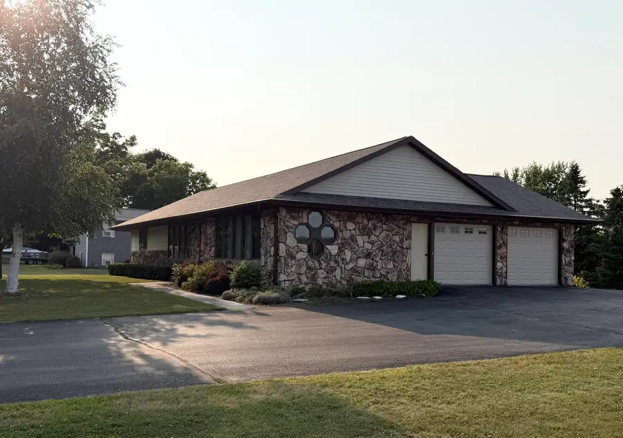 116 Colonial Dr, Saint Nazianz, WI 54232 - #2