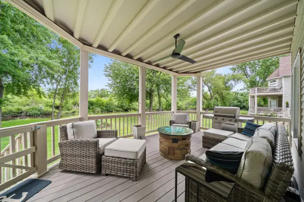 401 Abbey Ridge Ct, Fontana, WI 53125