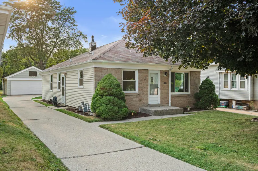 1735 S 92nd St, West Allis, WI 53214 - #2