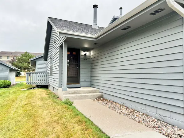 385 Lexington Ct, Pewaukee, WI 53072