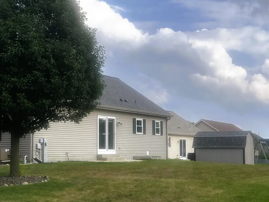 604 S Woodpine Dr, Elkhorn, WI 53121 - #3