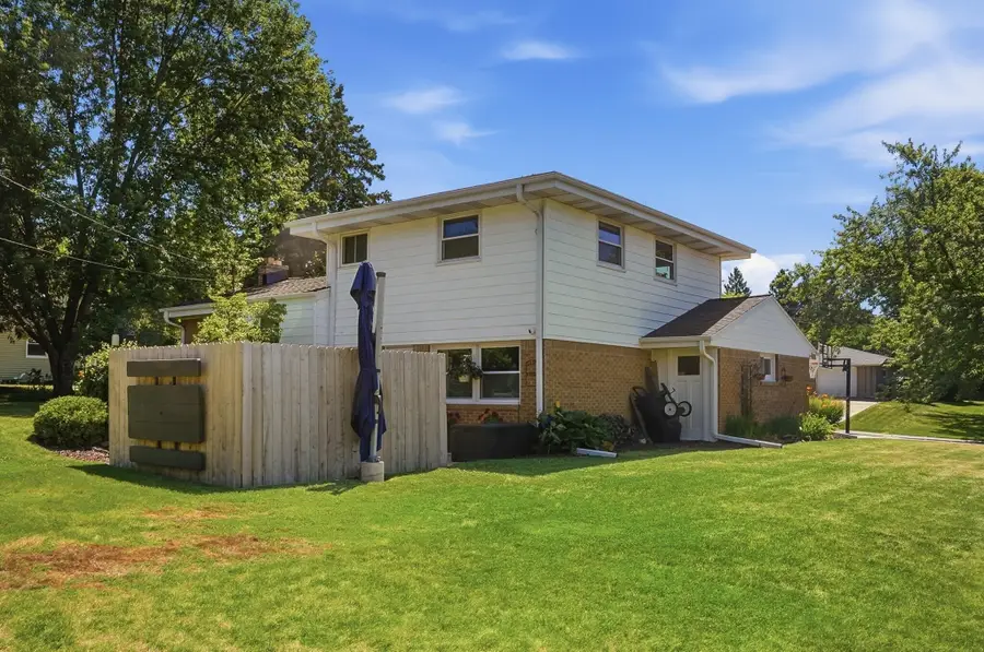 6712 Manchester Dr, Greendale, WI 53129 - #2