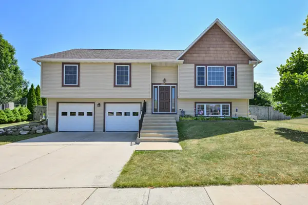 415 Sunny Hill Dr, Elkhorn, WI 53121