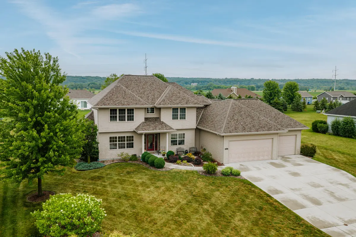 797 Estate Dr, Fond Du Lac, WI 54935 - #1