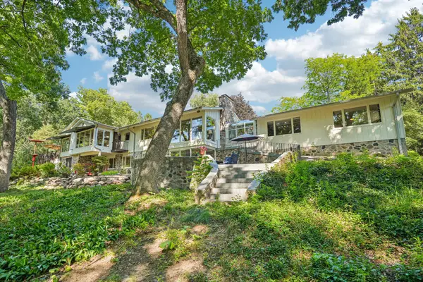 W335N5421 Wedgewood Dr, Merton, WI 53058