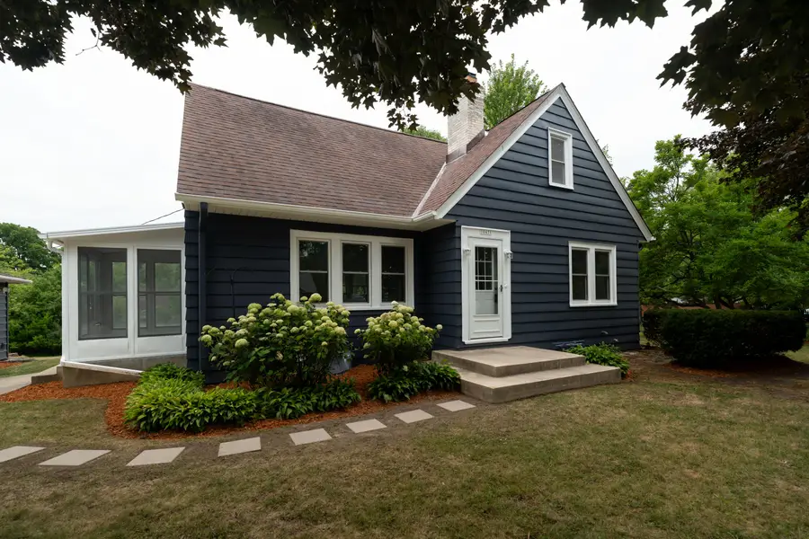 10431 W Courtland Ave, Wauwatosa, WI 53225 - #3