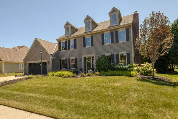 587 Cottonwood Ln, Grafton, WI 53024