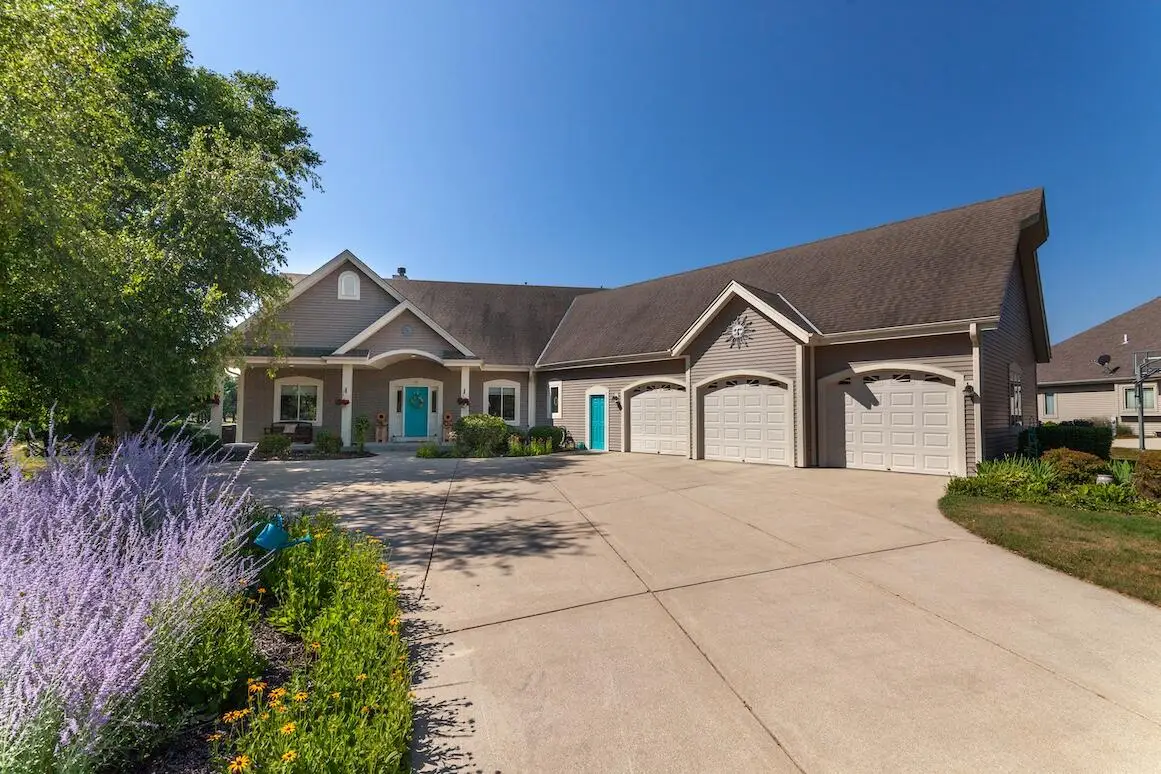 387 Still Water Ct, Dousman, WI 53118 - #1