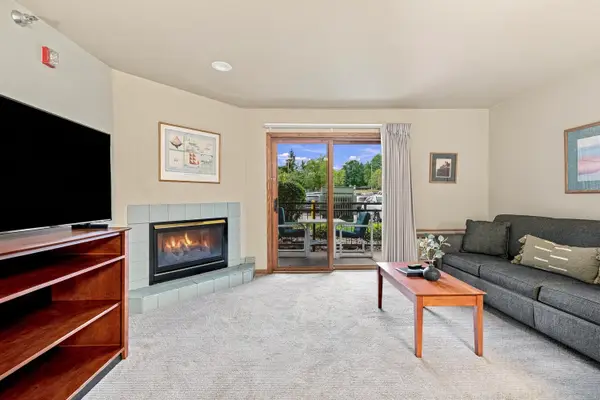 111 Center St, Lake Geneva, WI 53147