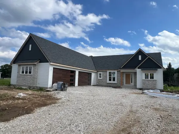 N62W35607 Doolan Dr, Lac La Belle, WI 53066