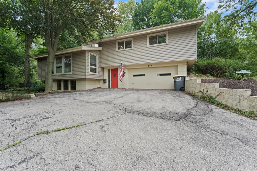 609 Downing Dr, Waukesha, WI 53186 - #2