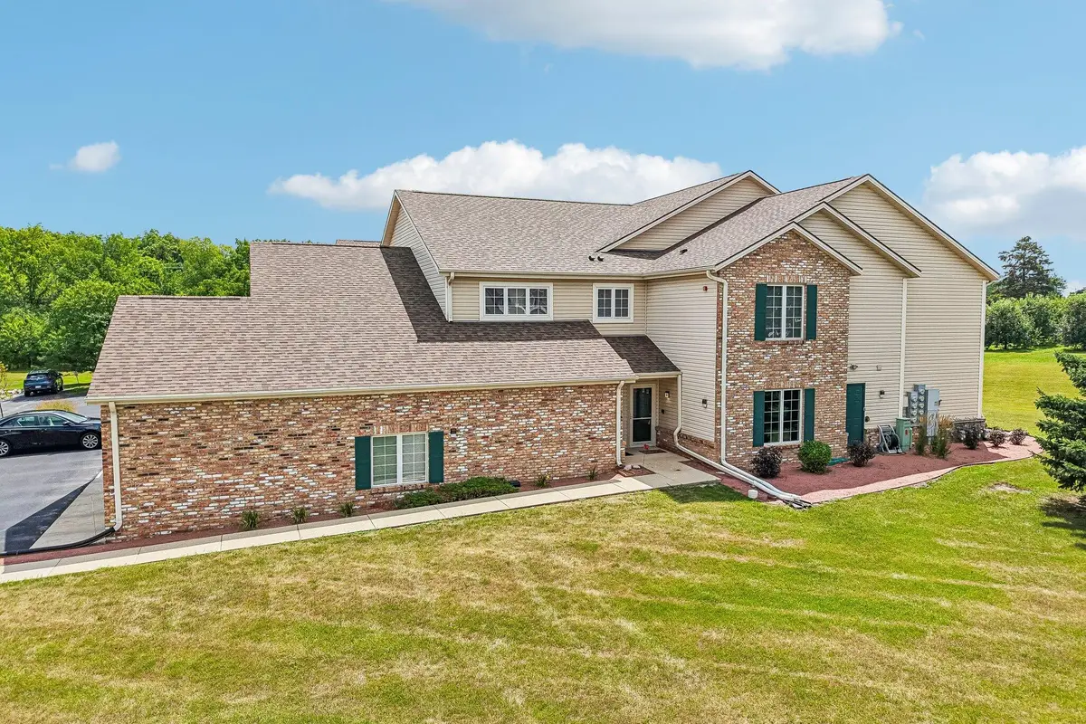 4575 S 124th St, New Berlin, WI 53151 - #1