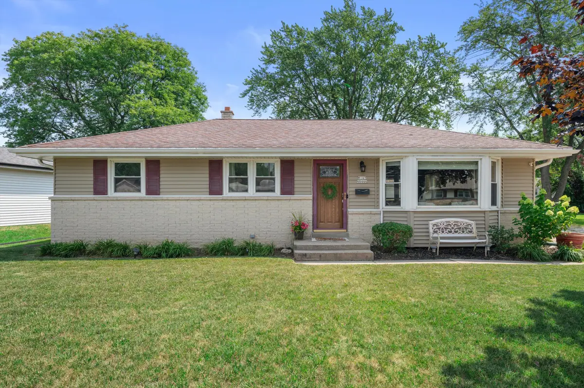 W147N8446 Manchester Dr, Menomonee Falls, WI 53051 - #1