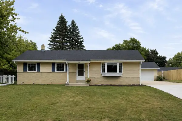 228 S Colonial Pkwy, Saukville, WI 53080