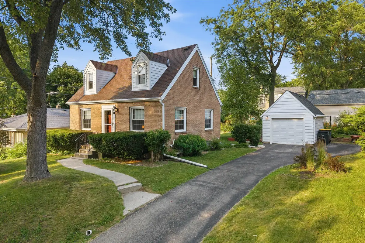 828 N 113th St, Wauwatosa, WI 53226 - #1