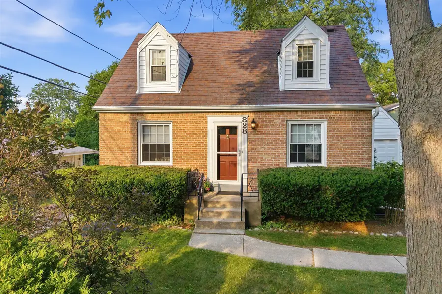 828 N 113th St, Wauwatosa, WI 53226 - #2