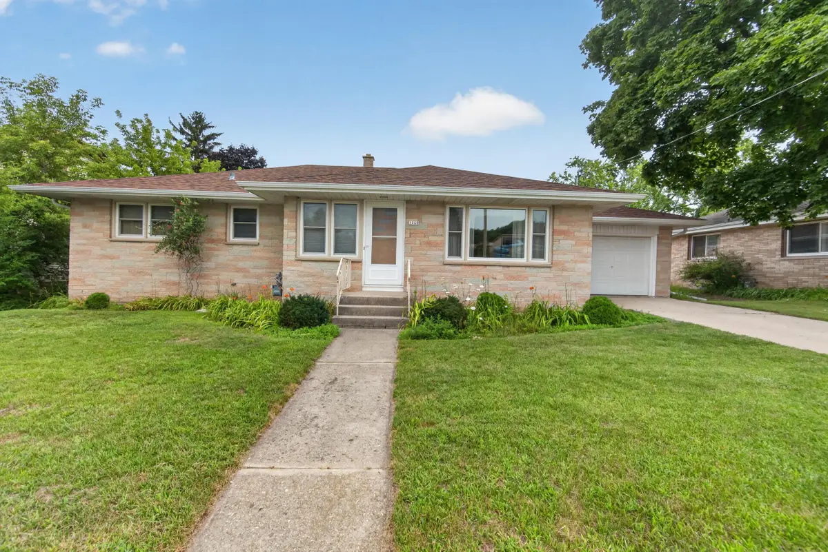 1068 Cedar St, West Bend, WI 53095 - #1